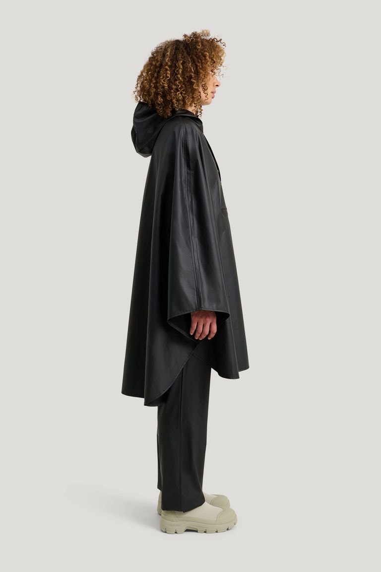 246_261b2dcb02_pu-light-rainponcho-men-women-model