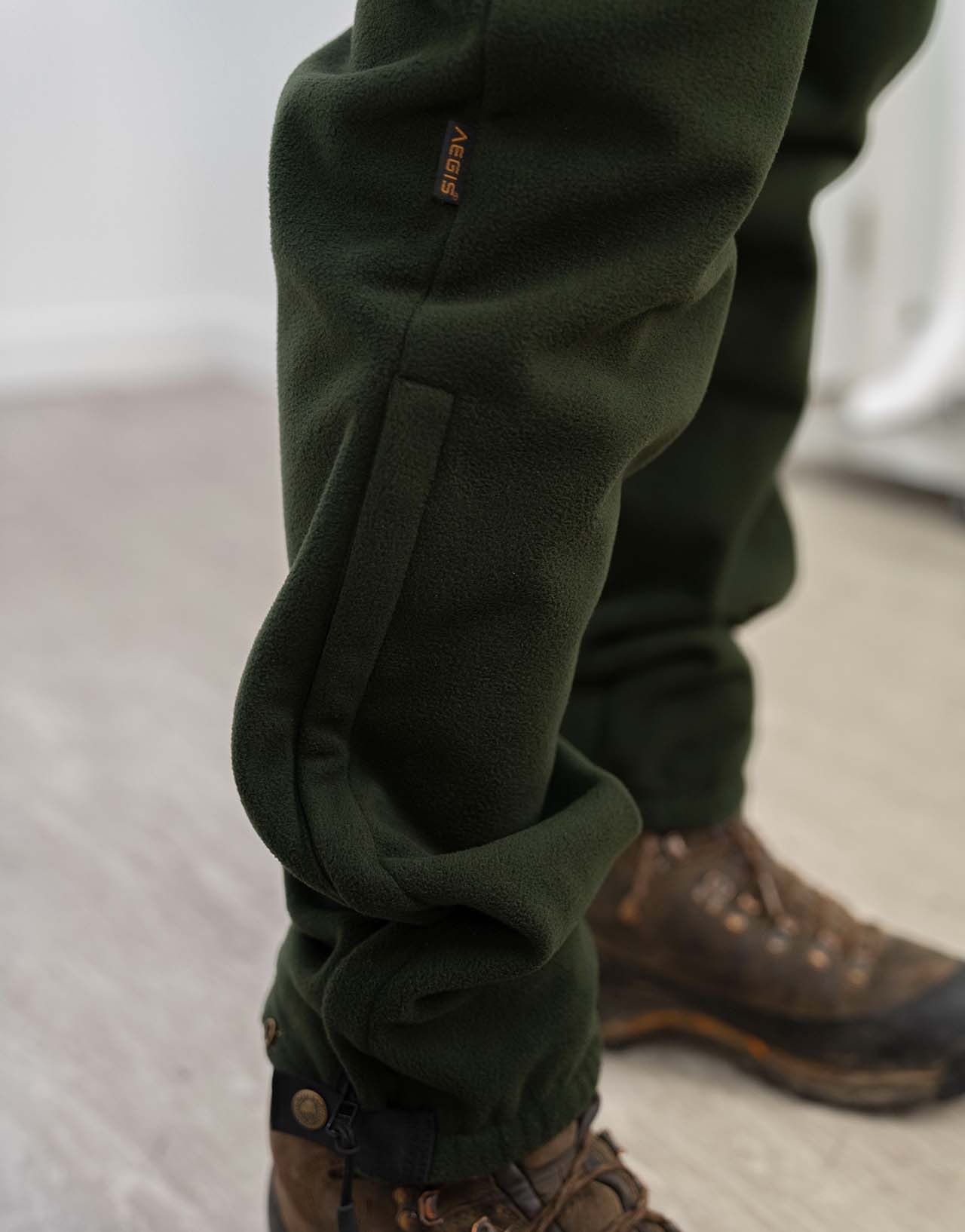 4WDPants-JWDV_OliveDetailShot1_23297815-7626-48ef-