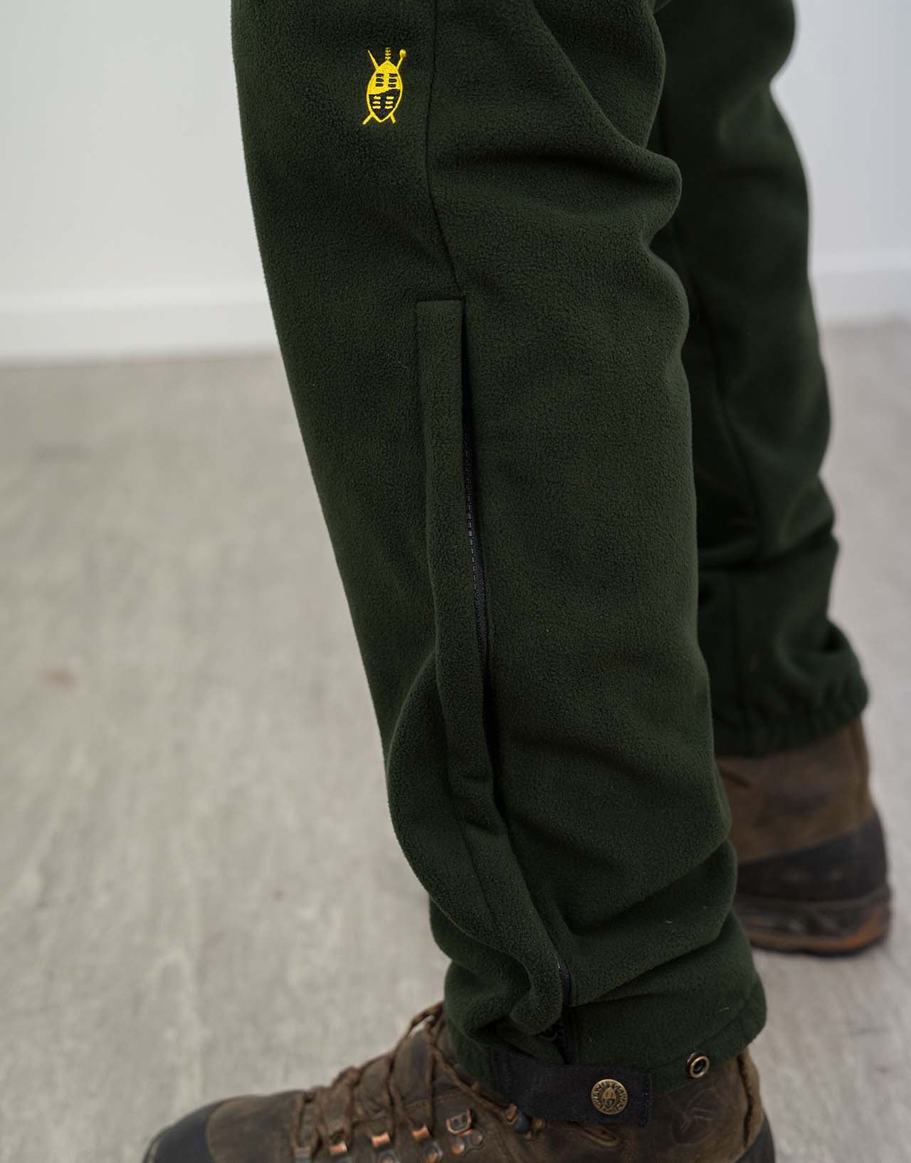 4WDPants-JWDV_OliveDetailShot5_2b387bff-c8d2-40d0-